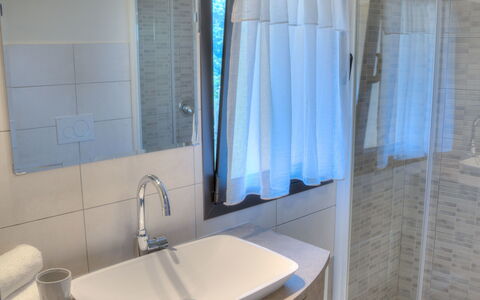 House of Stone - Deglio Faraldi: Baño, Habitación, Propiedad, Bañera, Diseño De Interiores, Loseta, Suelo, Arreglo De Tubería, Edificio, Arquitectura
