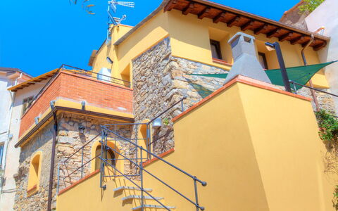 House of Stone - Deglio Faraldi: Azul, Propiedad, Casa, Arquitectura, Edificio, Barrio, Amarillo, Pared, Bienes Raíces, Barrio Residencial