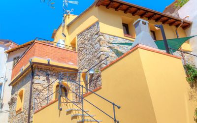 House of Stone - Deglio Faraldi: Azul, Propiedad, Casa, Arquitectura, Edificio, Barrio, Amarillo, Pared, Bienes Raíces, Barrio Residencial