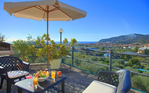 Casa Ilaria - Diano Marina: Propiedad, Bienes Raíces, Casa, Casa, Edificio, Vacaciones, Patio, Mesa, Montaña, Cielo