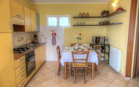Casa Ilaria - Diano Marina: Propiedad, Habitación, Cocina, Mueble, Edificio, Amarillo, Casa, Bienes Raíces, Diseño De Interiores, Gabinetes