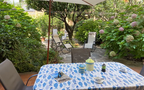 Casa Mary - Levanto: Mueble, Paraguas, Silla, Mueble Para Exteriores, Mesa, Mesa Al Aire Libre, Cocina Y Comedor Mesa, Sombra, Jardín