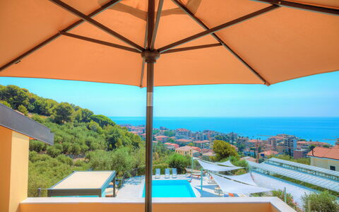 Villa Il Poggiolo - Diano Marina: Propiedad, Sombra, Paraguas, Casa, Cielo, Edificio, Bienes Raíces, Techo, La Luz Del Día, Techo