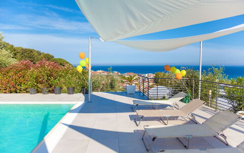 Villa Il Poggiolo - Diano Marina: Propiedad, Cielo, Vacaciones, Bienes Raíces, Casa, Arquitectura, Edificio, Piscina, Diseño, Sombra