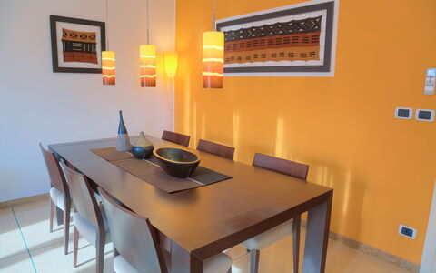 Villa Il Poggiolo - Diano Marina: Habitación, Propiedad, Mueble, Comedor, Mesa, Diseño De Interiores, Edificio, Casa, Amarillo, Bienes Raíces