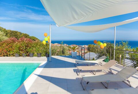 Villa Il Poggiolo - Diano Marina: Propiedad, Cielo, Vacaciones, Bienes Raíces, Casa, Arquitectura, Edificio, Piscina, Diseño, Sombra