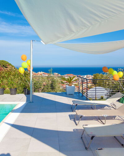Villa Il Poggiolo - Diano Marina: Propiedad, Cielo, Vacaciones, Bienes Raíces, Casa, Arquitectura, Edificio, Piscina, Diseño, Sombra