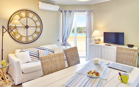 Golfo Aranci Ortensia Apartments: Habitación, Sala, Mueble, Propiedad, Diseño De Interiores, Amarillo, Mesa, Casa, Pared, Edificio