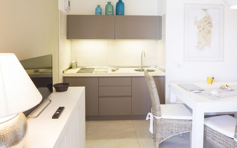Golfo Aranci Ortensia Apartments: Habitación, Propiedad, Mueble, Diseño De Interiores, Baño, Suelo, Loseta, Lavabo, Edificio, Casa