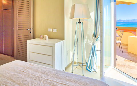 Golfo Aranci Ortensia Apartments: Habitación, Mueble, Propiedad, Diseño De Interiores, Habitación, Suelo, Cama, Suite, Amarillo, Baño