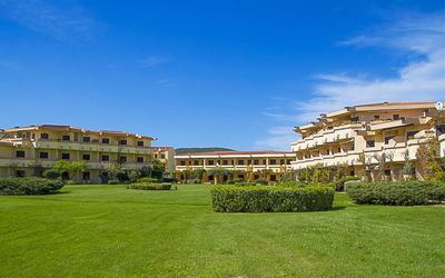 Golfo Aranci Ortensia Apartments: Propiedad, Cielo, Edificio, Hierba, Inmuebles, Arquitectura, By, Asentamientos Humanos, Bienes Raíces, Barrio Residencial