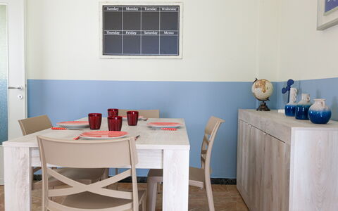 Giulia Apartment - Levanto: Mesa, Mueble, Edificio, Azul, Madera, Ventana, Marco, Diseño De Interiores, Suelo