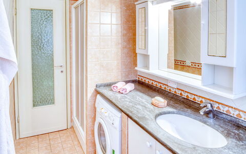 Giulia Apartment - Levanto: Baño, Propiedad, Habitación, Diseño De Interiores, Bienes Raíces, Casa, Suelo, Edificio, Loseta, Casa