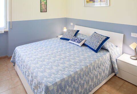 Giulia Apartment - Levanto: Edificio, Mueble, Propiedad, Comodidad, Azur, Ventana, Azul, Madera, Textil, Diseño De Interiores