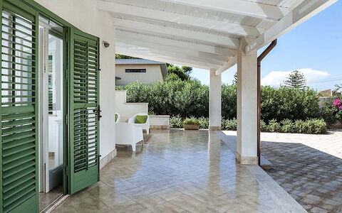 Bianca: Piso, Suelo, Techo, Porche, Sombra, Mueble Para Exteriores, Columna, Estructura Al Aire Libre, Losa, Silla