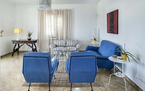 Bianca: Mueble, Diseño De Interiores, Piso, Pared, Suelo, Sofá, Silla, Textil, Habitación, Sala