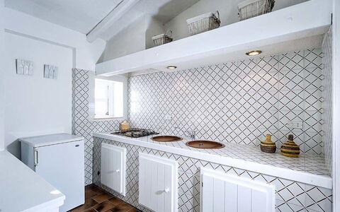 Bianca: Piso, Diseño De Interiores, Cocina, Suelo, Mostrador, Techo, Loseta, Arreglo De Tubería, Habitación, Grifo