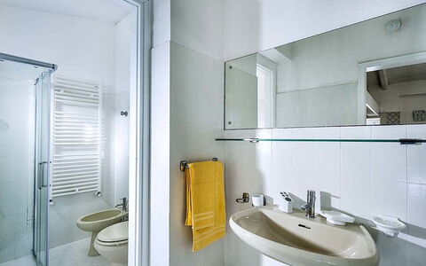 Bianca: Piso, Arreglo De Tubería, Diseño De Interiores, Suelo, Baño, Techo, Lavabo, Plomería, Grifo, Habitación