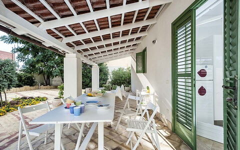 Bianca: Mueble, Silla, Mueble Para Exteriores, Mesa, Casa, Porche, Puerta, Mesa Al Aire Libre, Cocina Y Comedor Mesa, Patio
