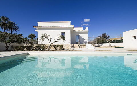 Villa Berbaro: Agua, Cielo, Propiedad, Azur, Piscina, Árbol, Edificio, Nube, Bienes Raíces, Ocio