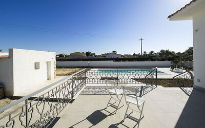 Villa Berbaro: Cielo, Edificio, Sombra, Piscina, Agua, Diseño Urbano, Mueble Para Exteriores, Barrio Residencial, Ocio, Fachada