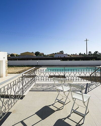 Villa Berbaro: Cielo, Edificio, Sombra, Piscina, Agua, Diseño Urbano, Mueble Para Exteriores, Barrio Residencial, Ocio, Fachada