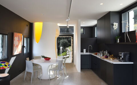 Casa Farfalla: Mueble, Diseño De Interiores, Piso, Lámpara, Techo, Encendiendo, Silla, Mesa, Cocina, Cocina Y Comedor Mesa