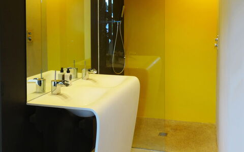 Casa Farfalla: Pared, Arreglo De Tubería, Diseño De Interiores, Piso, Baño, Suelo, Plomería, Lavabo Del Baño, Grifo, Encendiendo