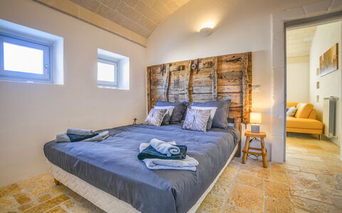 Villa Cristina: Habitación, Cama, Mueble, Propiedad, Habitación, Sábana, Marco De La Cama, Diseño De Interiores, Suelo, Pared