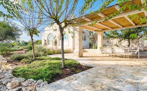 Villa Cristina: Propiedad, Bienes Raíces, Casa, Casa, Edificio, Inmuebles, Yarda, Árbol, Barrio Residencial, Patio Interior