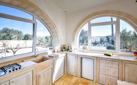 Villa Cristina: Propiedad, Habitación, Edificio, Cocina, Arquitectura, Bienes Raíces, Mostrador, Casa, Mueble, Diseño De Interiores