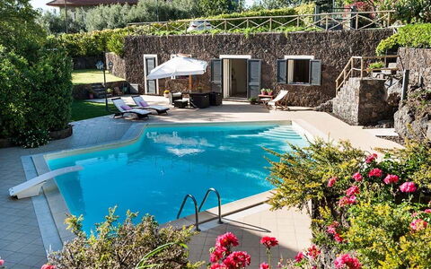 Eden Retreat: Agua, Flor, Planta, Propiedad, Piscina, Azur, Edificio, Árbol, Silla, Mueble Para Exteriores
