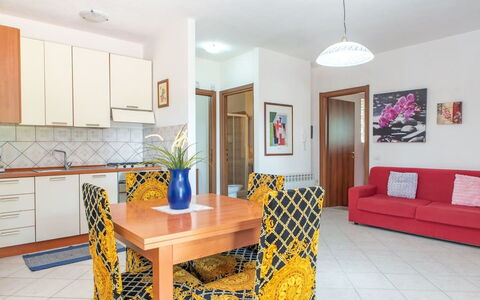 Residence Villa Smeralda: Mueble, Diseño De Interiores, Piso, Suelo, Madera, Habitación, Techo, Mesa, Silla, Comedor