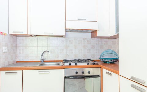 Residence Villa Smeralda: Cocina, Aparato De Cocina, Electrodoméstico, Mostrador, Madera, Piso, Diseño De Interiores, Fregadero, Gabinetes, Casa