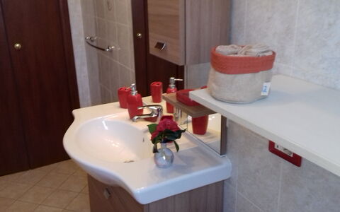 Corallo: Baño, Habitación, Propiedad, Grifo, Lavabo Del Baño, Arreglo De Tubería, Agua, Baño, Accesorio De Baño, Lavabo