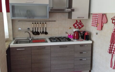 Corallo: Habitación, Mueble, Propiedad, Cocina, Gabinetes, Mostrador, Cajón, Cajonera, Diseño De Interiores, Alacena