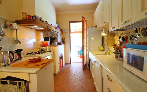 Villa La Collinetta: Gabinetes, Mostrador, Aparato De Cocina, Lavabo, Electrodoméstico, Madera, Cocina, Fregadero, Diseño De Interiores, Suelo