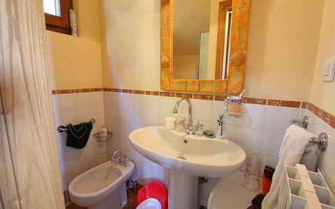 Villa La Collinetta: Espejo, Marrón, Grifo, Lavabo, Arreglo De Tubería, Lavabo Del Baño, Propiedad, Baño, Púrpura, Diseño De Interiores