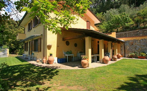 Villa La Collinetta: Planta, Edificio, Propiedad, Ventana, Árbol, Casa, Silla, El Terreno Del Lote, Sombra, Cabaña