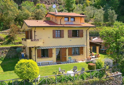 Villa La Collinetta: Planta, Ventana, Propiedad, Edificio, Verde, Árbol, Casa, Amarillo, Vegetación, Cabaña