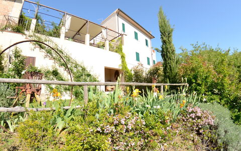 Al Colle Di Lari: Planta, Cielo, Edificio, Ventana, Flor, Árbol, El Terreno Del Lote, Casa, Cabaña, Barrio Residencial
