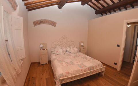 Al Colle Di Lari: Habitación, Cama, Habitación, Propiedad, Mueble, Sábana, Techo, Lecho, Suelo, Edificio