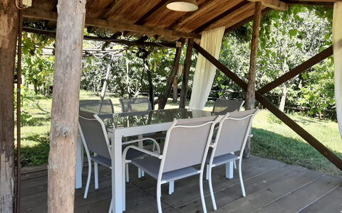 Bettina!: Planta, Mesa, Mueble, Madera, Sombra, Silla, Mueble Para Exteriores, Cabaña, Árbol, Porche