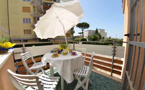 Carnevale: Propiedad, Mesa, Mueble, Balcón, Amarillo, Habitación, Restaurante, Departamento, Bienes Raíces, Edificio