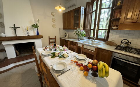 Casa Romana: Mueble, Diseño De Interiores, Madera, Piso, Mesa, Mostrador, Cocina Y Comedor Mesa, Vajilla, Cocina, Habitación