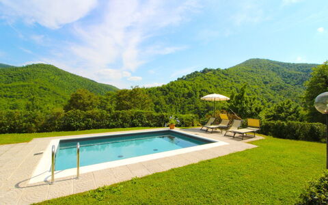 La Casa del Nonno: Agua, Cielo, Nube, Planta, Verde, Piscina, Azur, Paisaje Natural, Árbol, Edificio