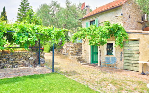 Country Home Il Passatempo: Propiedad, Verde, Casa, Pared, Edificio, Bienes Raíces, Casa, Árbol, Yarda, Hierba