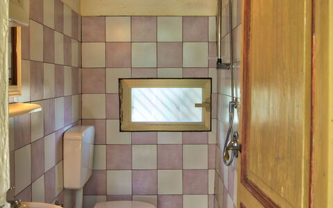 Country Home Il Passatempo: Baño, Habitación, Propiedad, Suelo, Edificio, Baño, Loseta, Diseño De Interiores, Arquitectura, Arreglo De Tubería