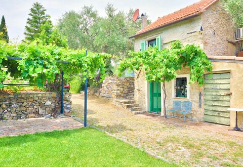 Country Home Il Passatempo: Propiedad, Verde, Casa, Pared, Edificio, Bienes Raíces, Casa, Árbol, Yarda, Hierba
