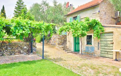 Country Home Il Passatempo: Propiedad, Verde, Casa, Pared, Edificio, Bienes Raíces, Casa, Árbol, Yarda, Hierba